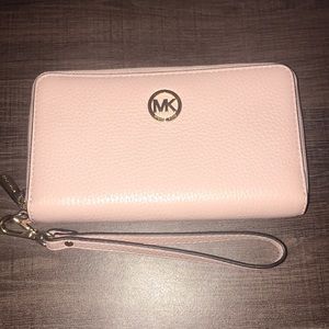 🌟SOLD🌟Michael Kors Wristlet